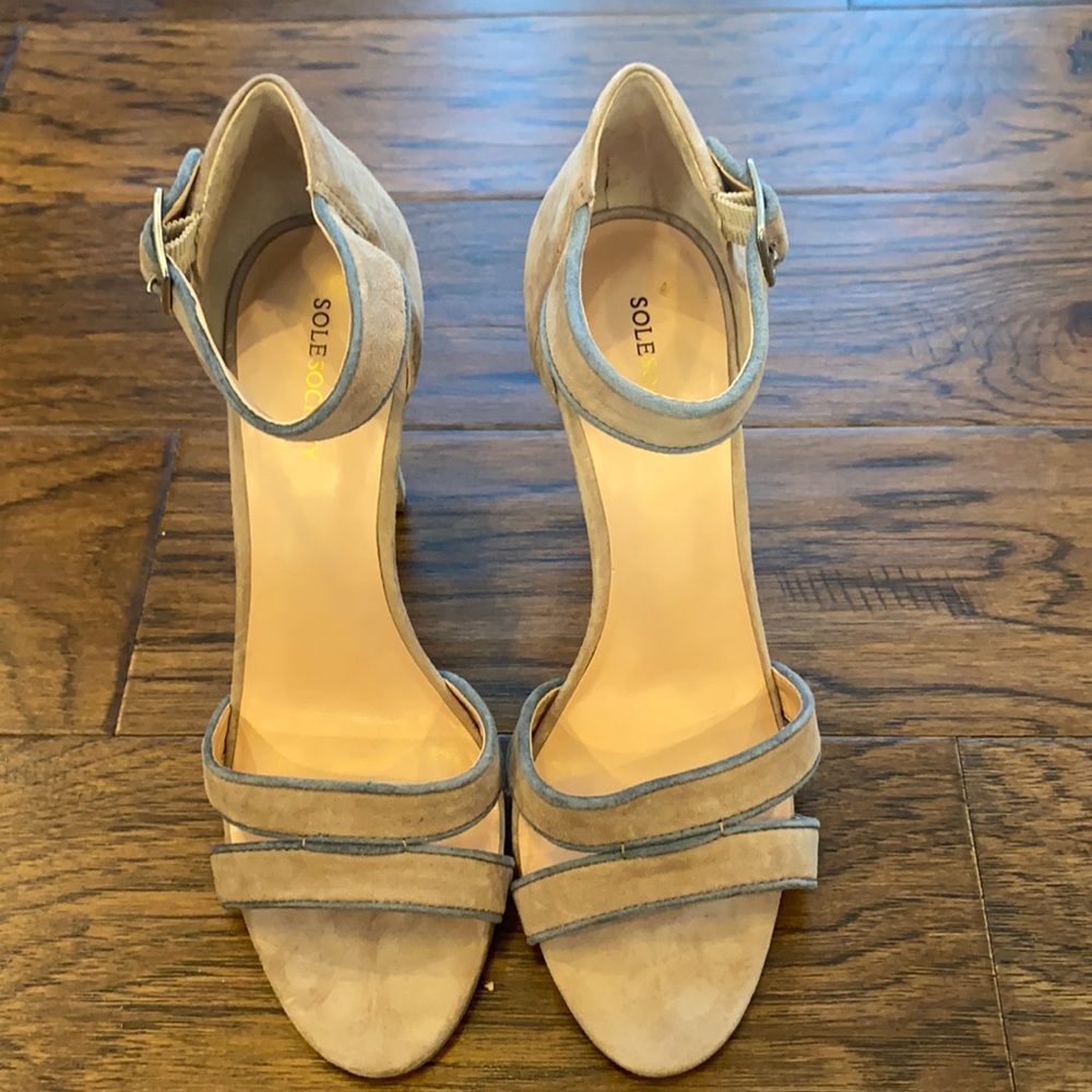 Nude Heel with Blue Trim
